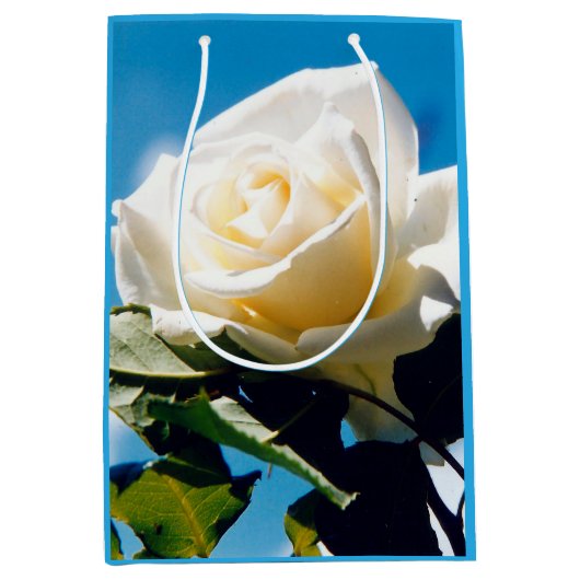 青空の下の白いバラ ミディアムペーパーバッグ (正面)