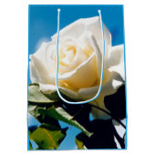 青空の下の白いバラ ミディアムペーパーバッグ (裏面)