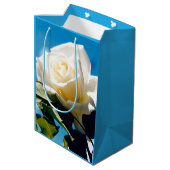 青空の下の白いバラ ミディアムペーパーバッグ (裏面アングル)