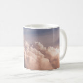 青空の下の白い雲 コーヒーマグカップ (正面右)