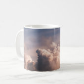 青空の下の白い雲 コーヒーマグカップ (正面左)