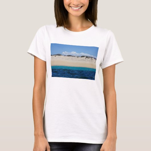 青空の下の砂浜の海洋波 Tシャツ (正面)