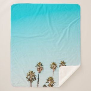 青空の下の緑と茶色のヤシの澄ん木々 シェルパブランケット