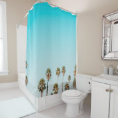 青空の下の緑と茶色のヤシの澄ん木々 シャワーカーテン (インサイチュ)