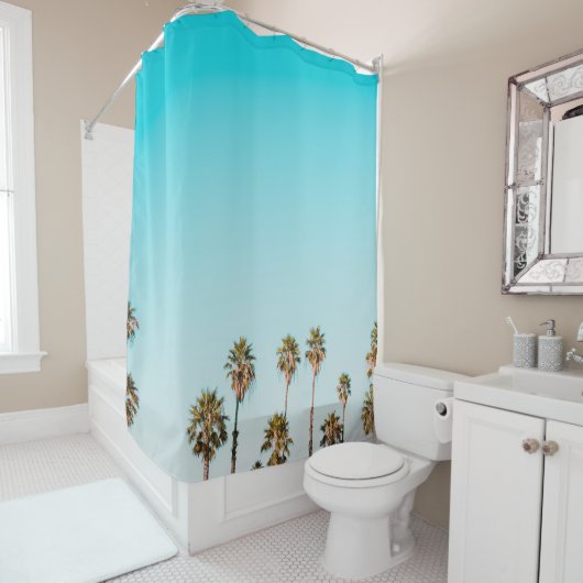 青空の下の緑と茶色のヤシの澄ん木々 シャワーカーテン (インサイチュ)
