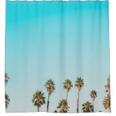 青空の下の緑と茶色のヤシの澄ん木々 シャワーカーテン (正面)