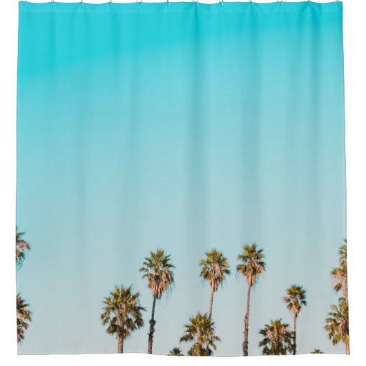 青空の下の緑と茶色のヤシの澄ん木々 シャワーカーテン (正面)