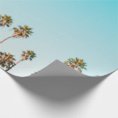 青空の下の緑と茶色のヤシの澄ん木々 ラッピングペーパー (角)