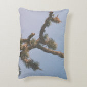 青空の下の緑と茶色の木 アクセントクッション (裏面(縦))