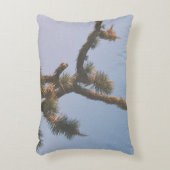 青空の下の緑と茶色の木 アクセントクッション (正面(垂直))