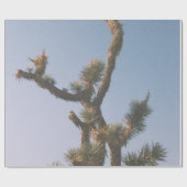 青空の下の緑と茶色の木 ラッピングペーパー (フラット)