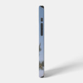 青空の下の緑と茶色の木 iPhoneケース (左側面)