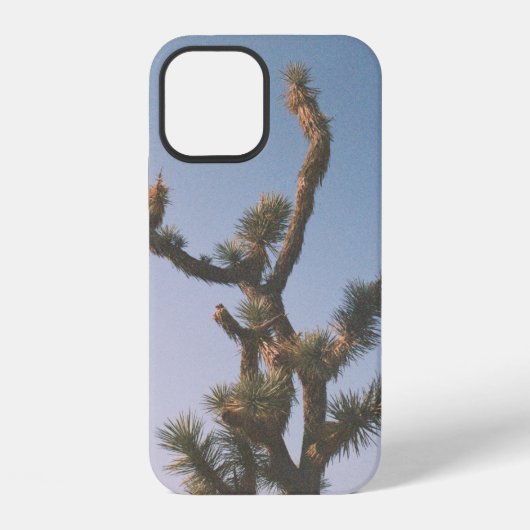 青空の下の緑と茶色の木 iPhoneケース (裏面)