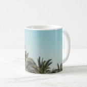 青空の下の緑のヤシの木 コーヒーマグカップ (正面右)