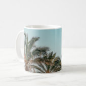 青空の下の緑のヤシの木 コーヒーマグカップ (正面左)