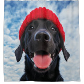 青空の下の赤いビーニーで幸せなラブラドール シャワーカーテン (正面)