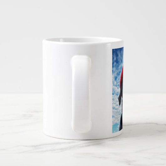 青空の下の赤いビーニーで幸せなラブラドール ジャンボコーヒーマグカップ (裏面)