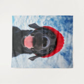 青空の下の赤いビーニーで幸せなラブラドール タペストリー (正面(横))