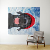 青空の下の赤いビーニーで幸せなラブラドール タペストリー (インサイチュ(横))