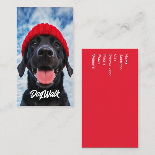 青空の下の赤いビーニーで幸せなラブラドール 名刺 (正面/裏面)