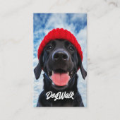 青空の下の赤いビーニーで幸せなラブラドール 名刺 (正面)