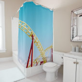 青空の下の黄色と赤のジェットコースター シャワーカーテン (インサイチュ)