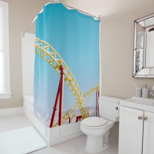 青空の下の黄色と赤のジェットコースター シャワーカーテン (インサイチュ)