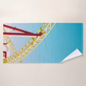 青空の下の黄色と赤のジェットコースター バスタオル (バスタオル)