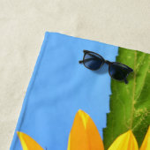 青空の夏に太陽に照らされる黄色のひまわり ビーチタオル (インサイチュ)