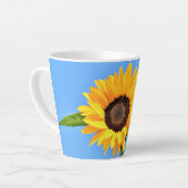 青空の太陽に向かうひまわり – 夏 カフェラテマグ (左アングル)