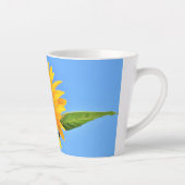 青空の太陽に向かうひまわり – 夏 カフェラテマグ (右)