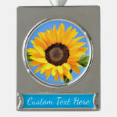 青空の太陽に対する黄色のひまわりテキスト シルバープレートバナーオーナメント (正面)