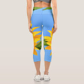 青空の太陽に対する黄色のひまわり – 夏 カプリレギンス (裏面)