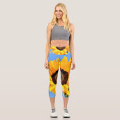 青空の太陽に対する黄色のひまわり – 夏 カプリレギンス (正面)