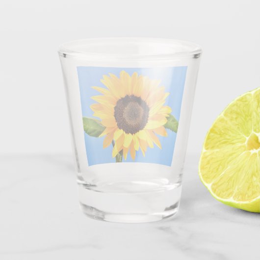 青空の太陽に対する黄色のひまわり – 夏 ショットグラス (裏面)
