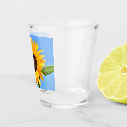 青空の太陽に対する黄色のひまわり – 夏 ショットグラス (右)