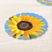 青空の太陽に対する黄色のひまわり – 夏 ペーパーコースター (アングル)