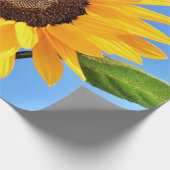 青空の太陽に対する黄色のひまわり – 夏 ラッピングペーパー (角)