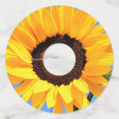 青空の太陽に対する黄色のひまわり – 夏 ワイングラスタグ (正面)