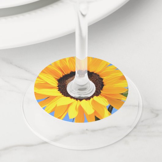 青空の太陽に対する黄色のひまわり – 夏 ワイングラスタグ (クローズアップ)