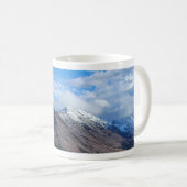 青空の澄んだ山の風景 コーヒーマグカップ (正面右)