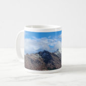 青空の澄んだ山の風景 コーヒーマグカップ (正面左)