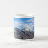 青空の澄んだ山の風景 コーヒーマグカップ (中央)