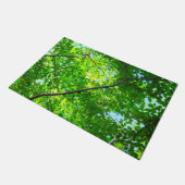 青空の緑の葉色の枝の天蓋 ドアマット (アングル)