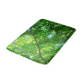 青空の緑の葉色の枝の天蓋 バスマット (アングル)