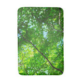 青空の緑の葉色の枝の天蓋 バスマット (正面縦)