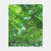 青空の緑の葉色の枝の天蓋 フリースブランケット (正面)