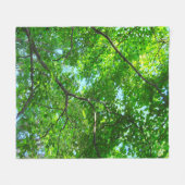 青空の緑の葉色の枝の天蓋 フリースブランケット (正面(横))