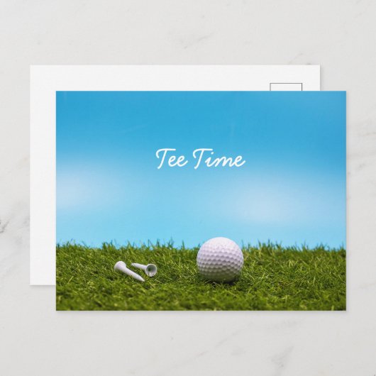 青空の背景にゴルフティータイムゴルフボール ポストカード (正面/裏面)
