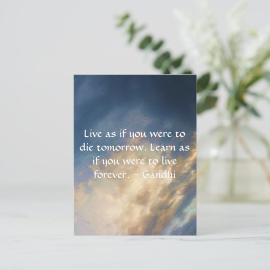 青空の雲とのGandhiの知恵の引用文 ポストカード (スタンド正面)